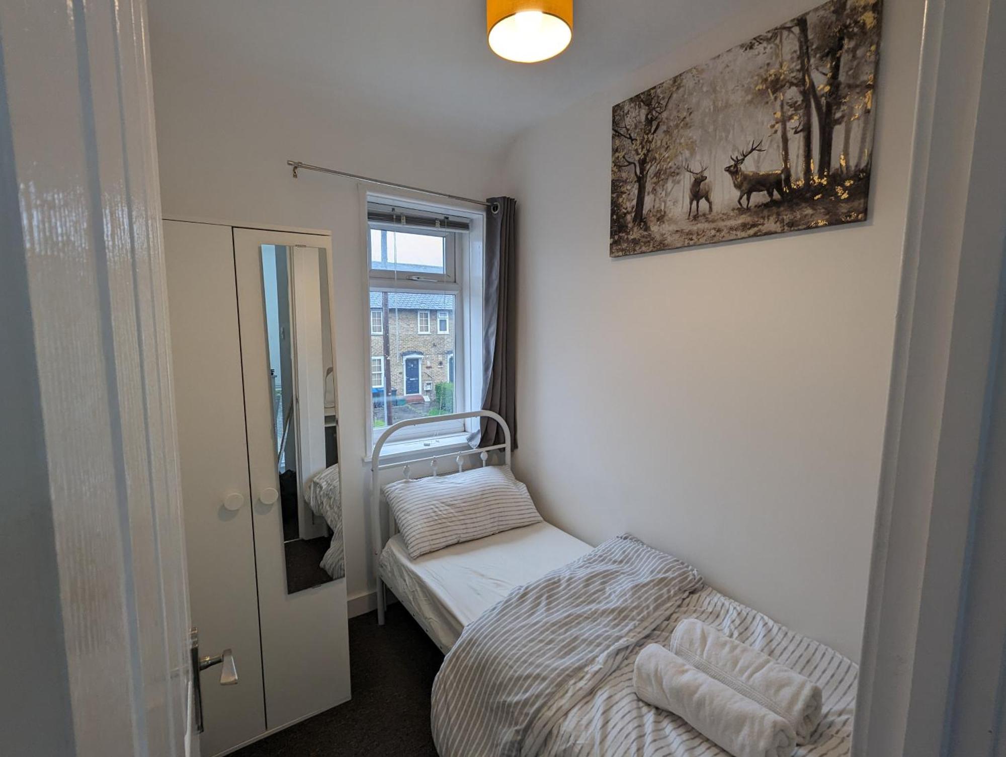 Fantastic 3-Bedroom House In London Morden  Exterior photo
