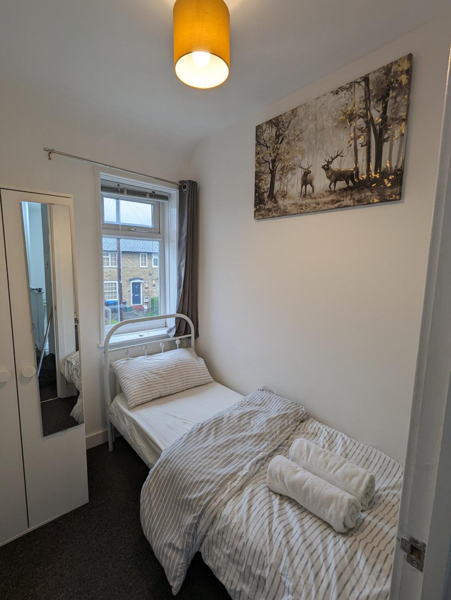 Fantastic 3-Bedroom House In London Morden  Exterior photo